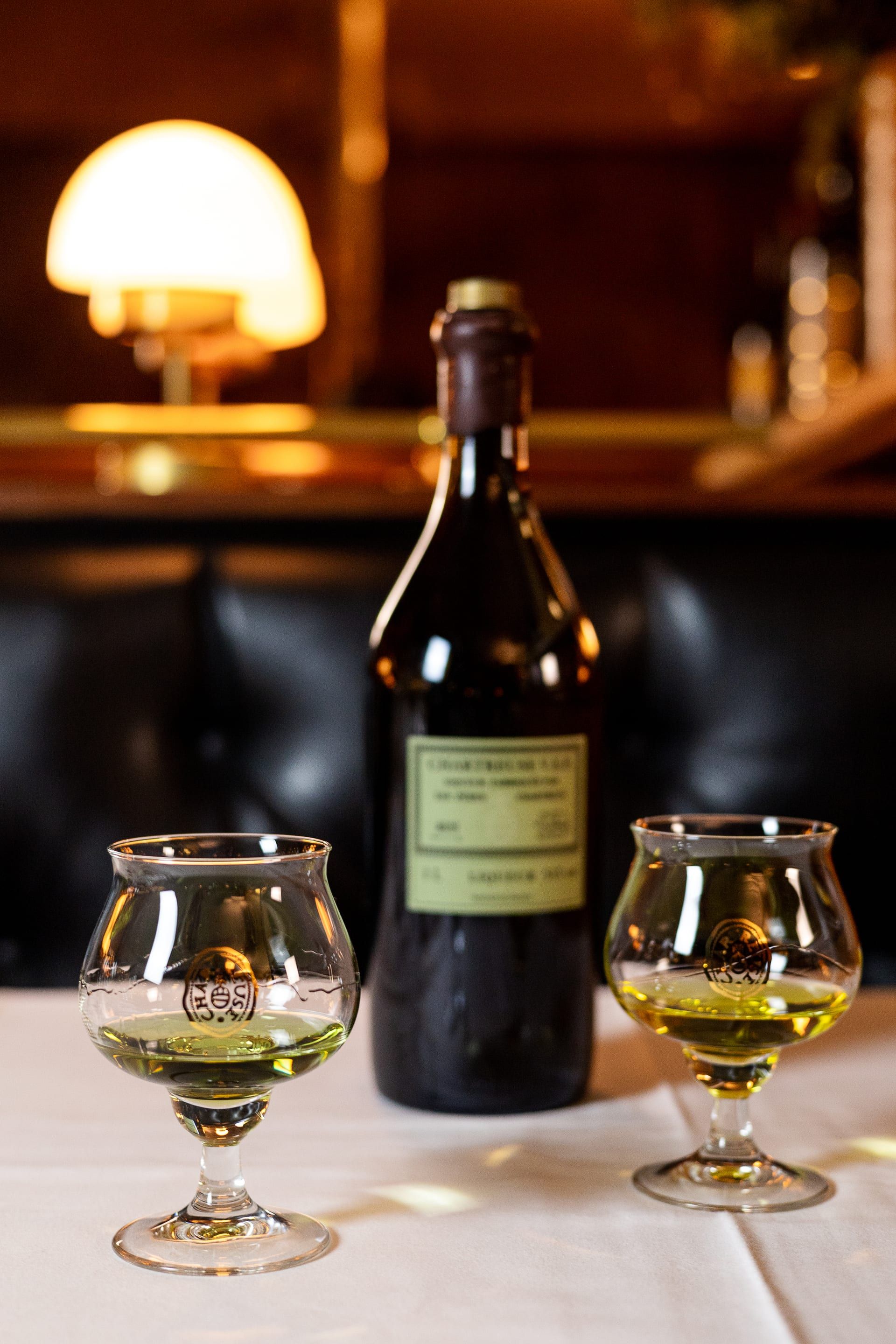 Bouteille et deux verres sur une table du bar