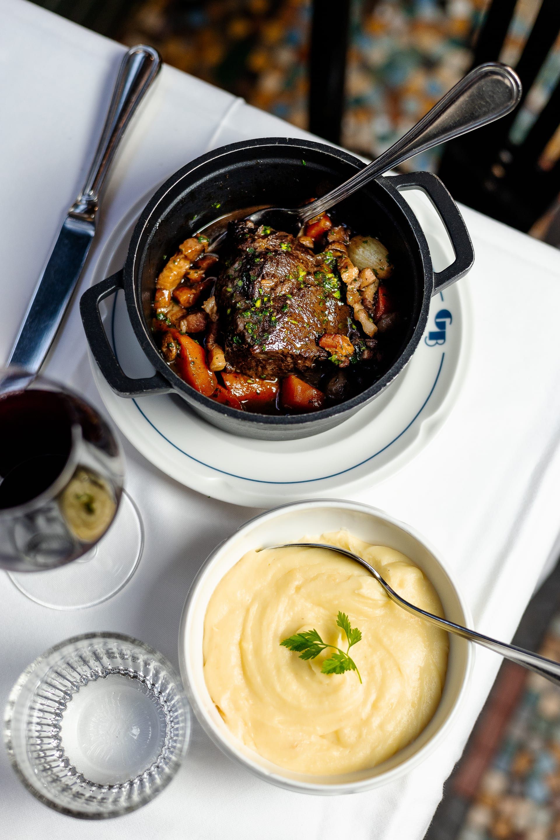Cocotte mijotée et purée servies à table