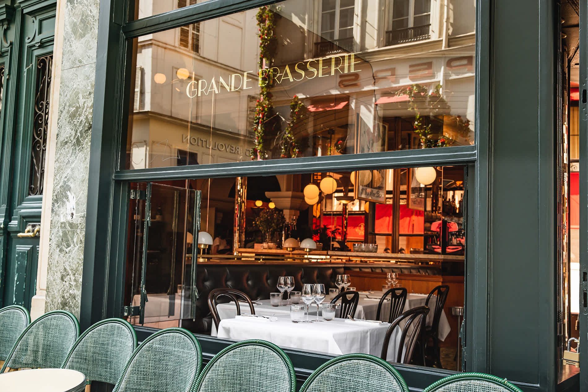 Façade de la Grande Brasserie, enseigne et terrasse rue de la Bastille
