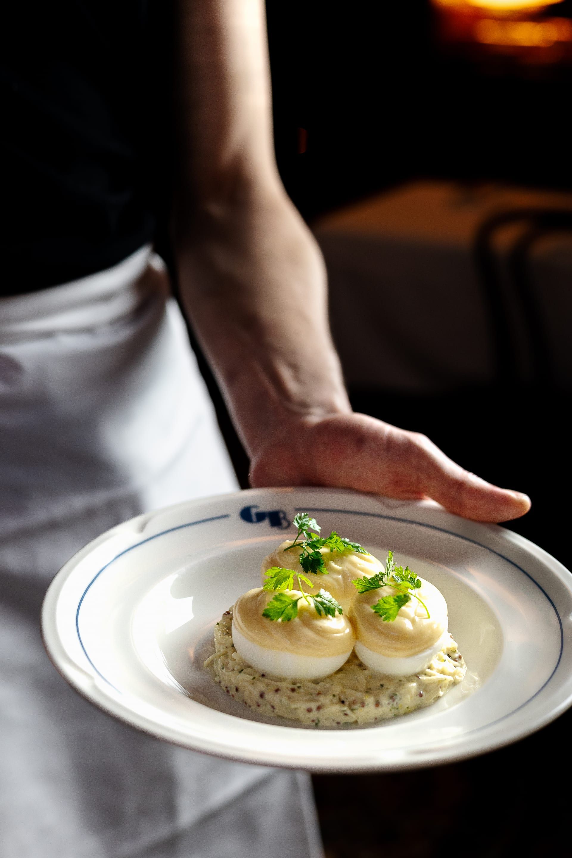 Œuf mayonnaise dressé, servi à table